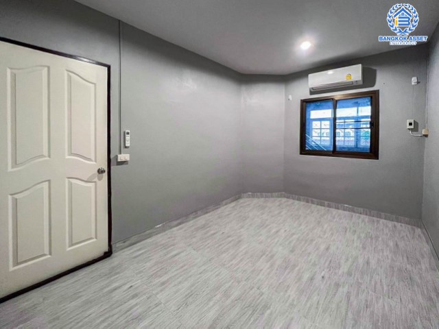 *****อาคารพาณิชย์มือสอง สวนธนวิลล่า ประชาอุทิศ หลังมุม! เนื้อที่กว้าง 16 ตร.ว. ฟังก์ชัน 4 ห้องนอน 3 ห้องน้ำ 1 ที่จอดรถ ภายในตกแต่งสวย ดูทัยสมัย พื้นที่ใช้สอยเยอะ มาพร้อมราคาสุดคุ้ม! ตั้งอยู่บนทำเลเดินทางสะดวกสบาย เชื่อมต่อถนนประชาอุทิศ ถนนราษฎร์บูรณะ ถนนเจริญกรุง ถนนพระราม3 จองด่วน!